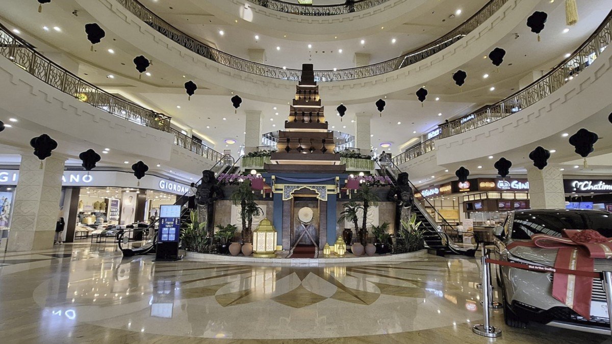 Area tematik Artha Gading mall Jakarta Utara dengan dekorasi bertema budaya berbeda