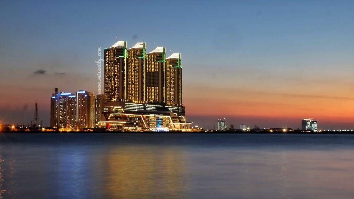 View tepi laut dari dalam Baywalk Mall Pluit Jakarta Utara saat matahari terbenam