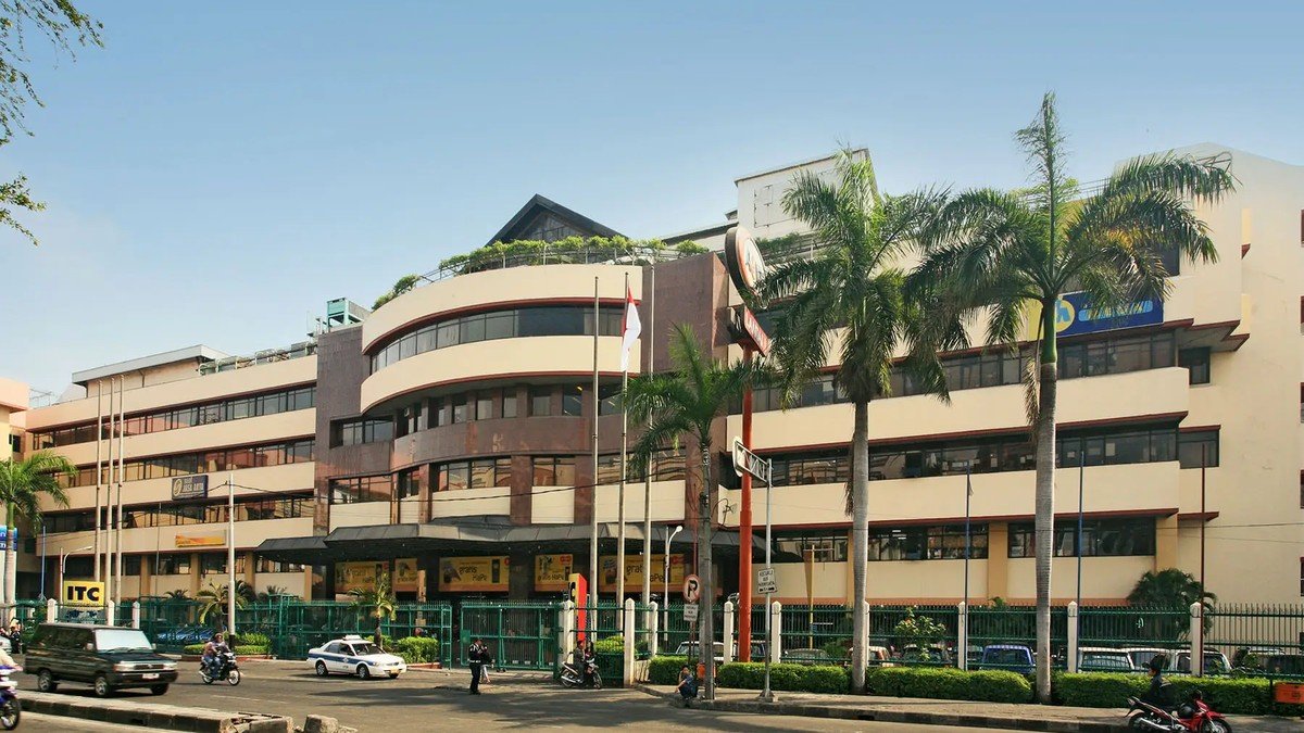 Suasana ramai koridor ITC Mangga Dua pusat fashion grosir di Jakarta Utara