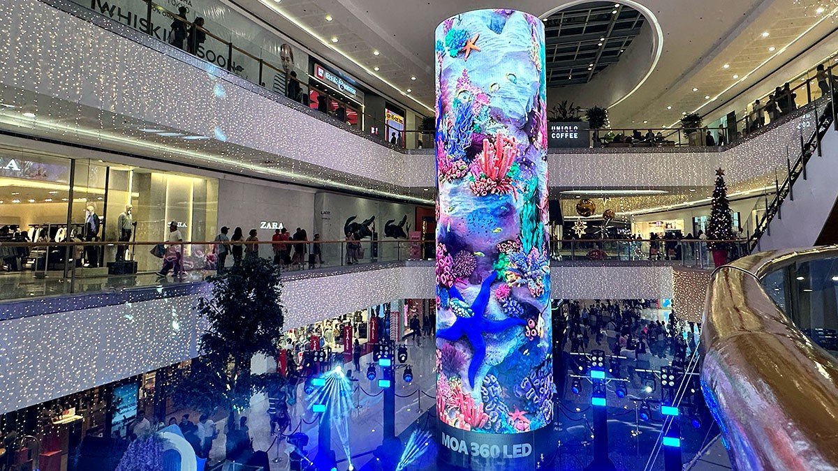 Atrium luas Mall of Indonesia (MOI) di Jakarta Utara dengan dekorasi khas dan pengunjung keluarga