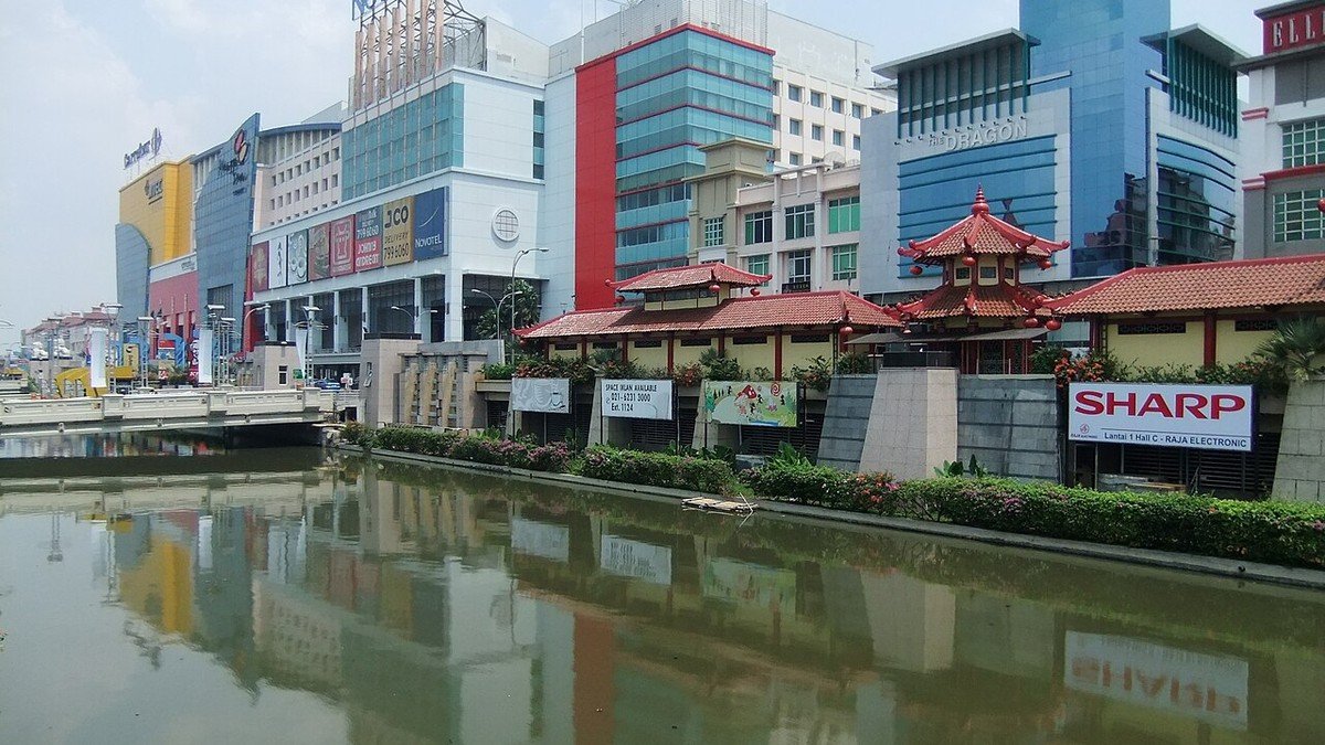 Suasana Mangga Dua Square Jakarta Utara dengan area komunitas dan toko hobi