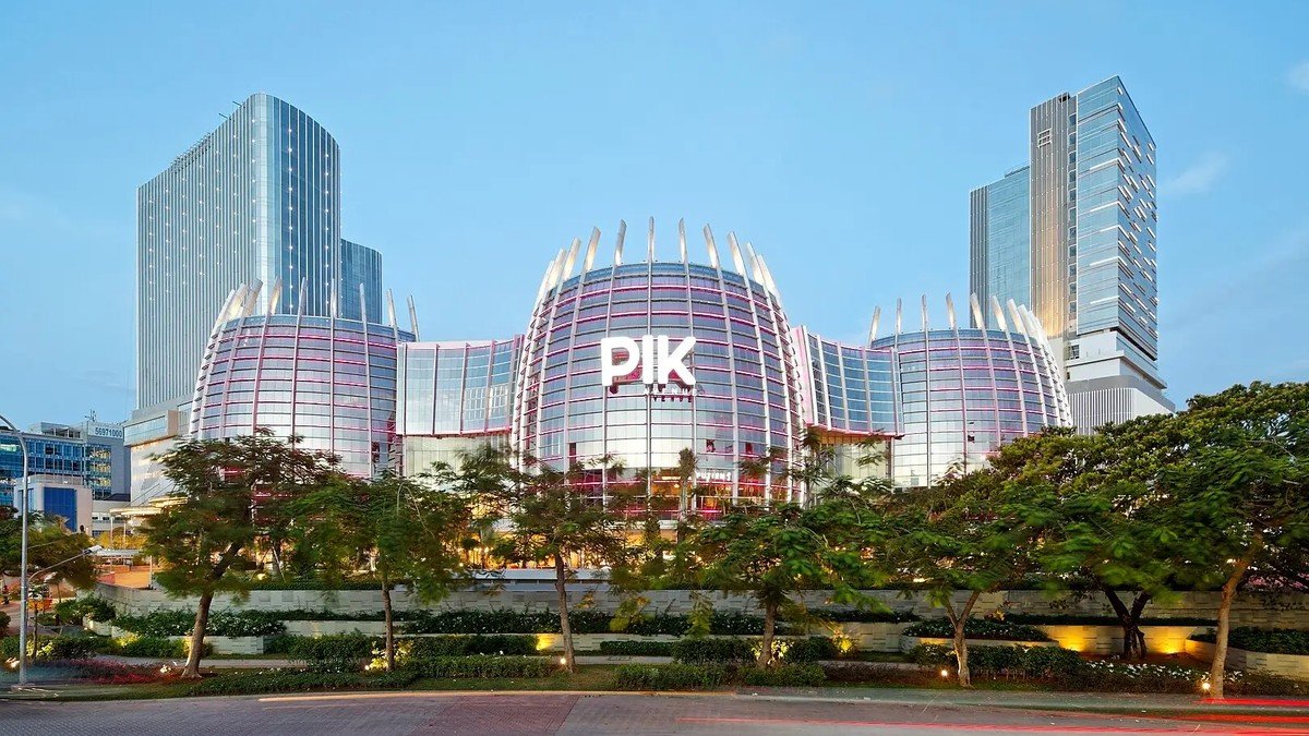 Fasad dan area dalam PIK Avenue mall premium di kawasan Pantai Indah Kapuk Jakarta Utara