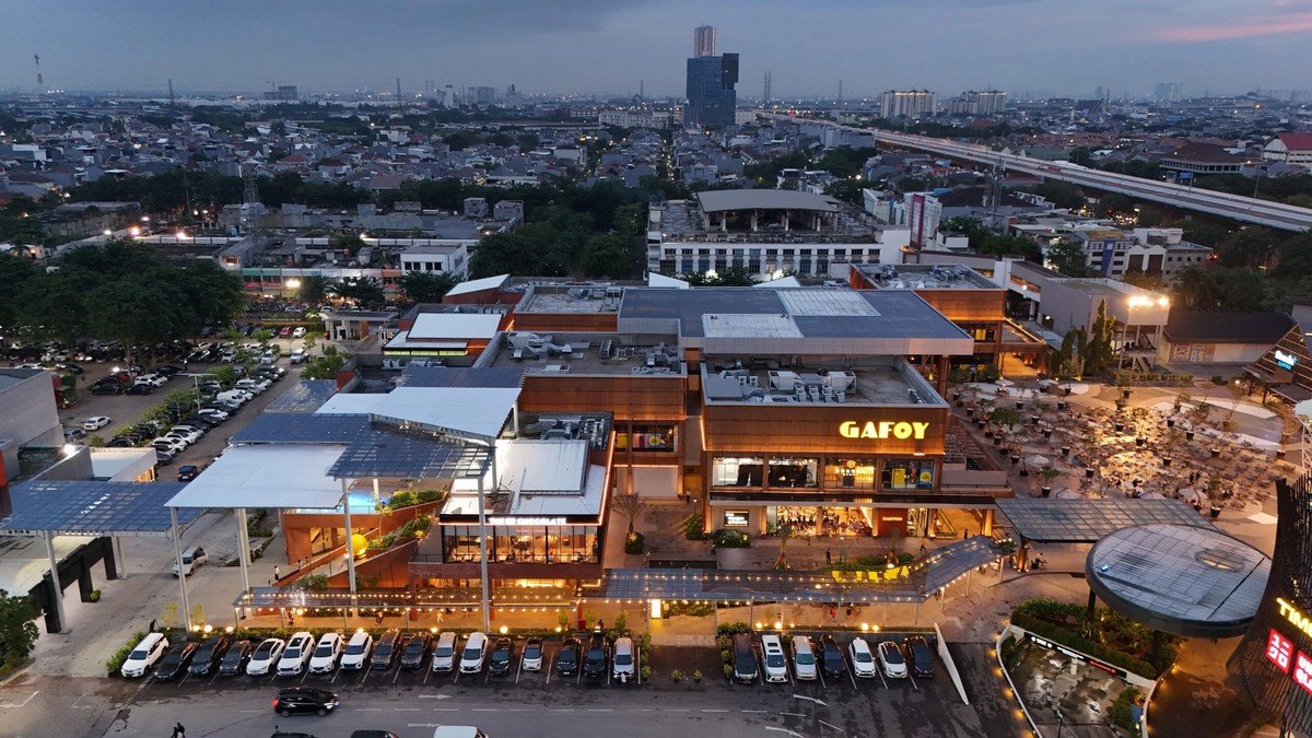 Daftar Mall di Jakarta Utara yang Populer, Lengkap! – suasana area Gafoy Summarecon Mall Kelapa Gading dengan pengunjung dan kafe outdoor