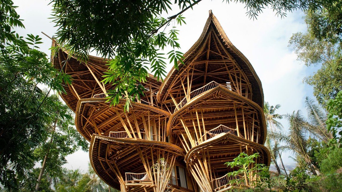 Green Village Bamboo House di Bali dengan arsitektur bambu premium berlantai tinggi di tengah alam hijau