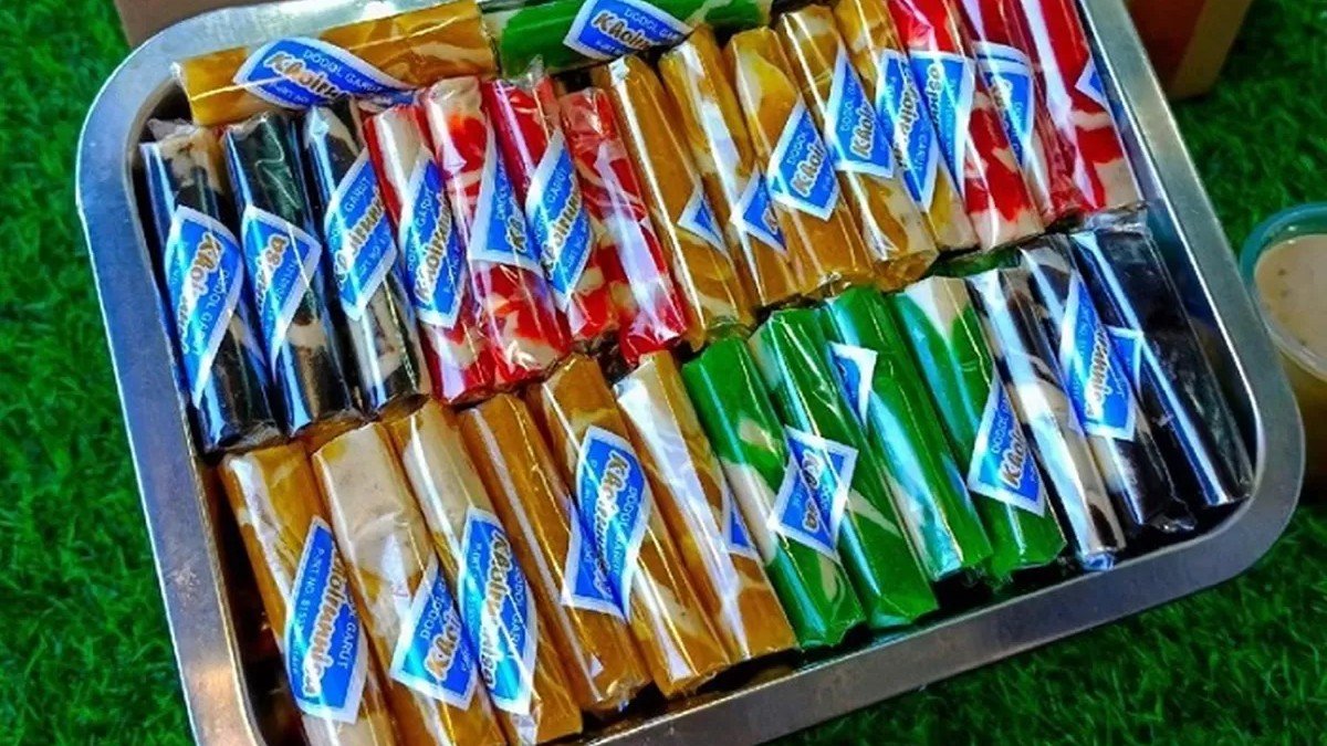 Dodol Tasikmalaya terbungkus daun jagung kering tersusun rapi di toko oleh-oleh