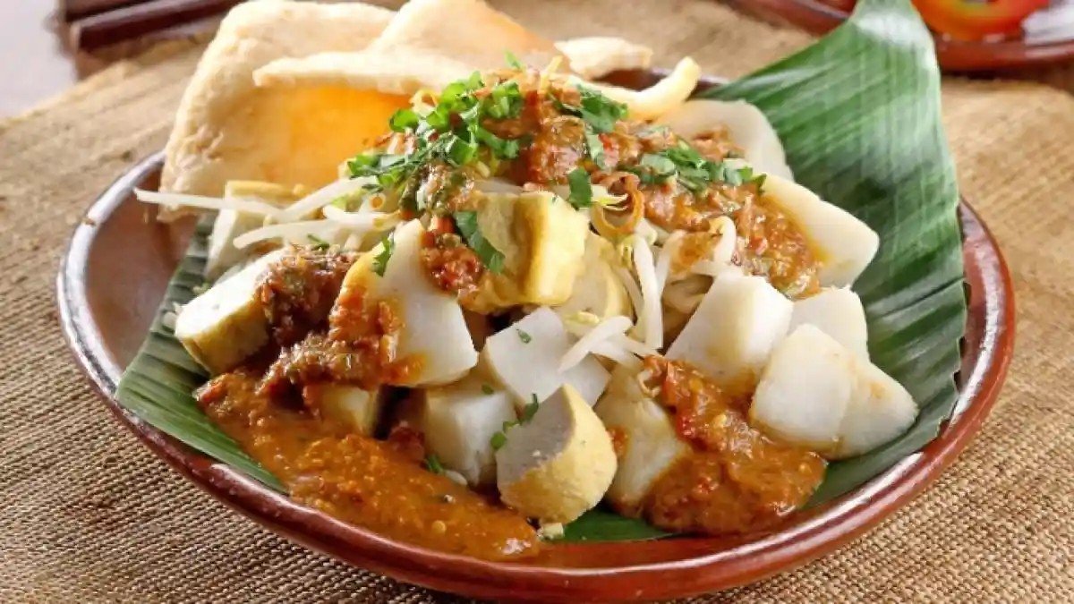 Kupat tahu Mangunreja Tasikmalaya dengan kuah kacang pekat dan cabai rawit hijau segar di atasnya