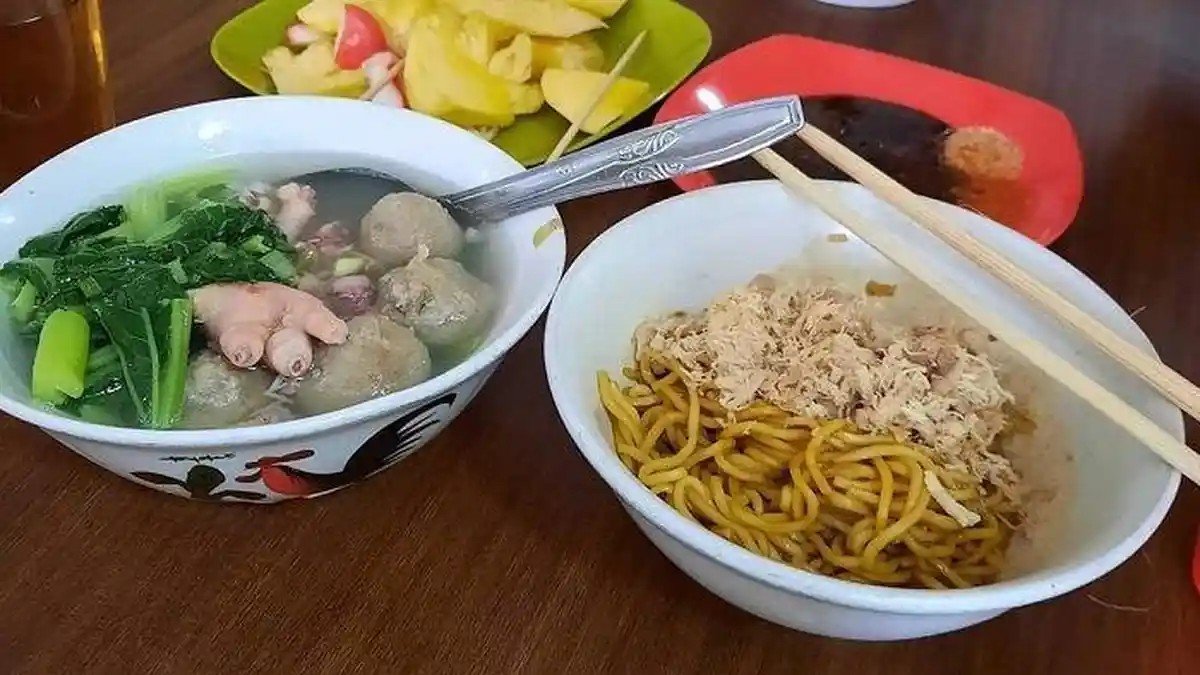 Semangkuk mie bakso Laksana Tasikmalaya dengan kaldu bening dan bakso kenyal