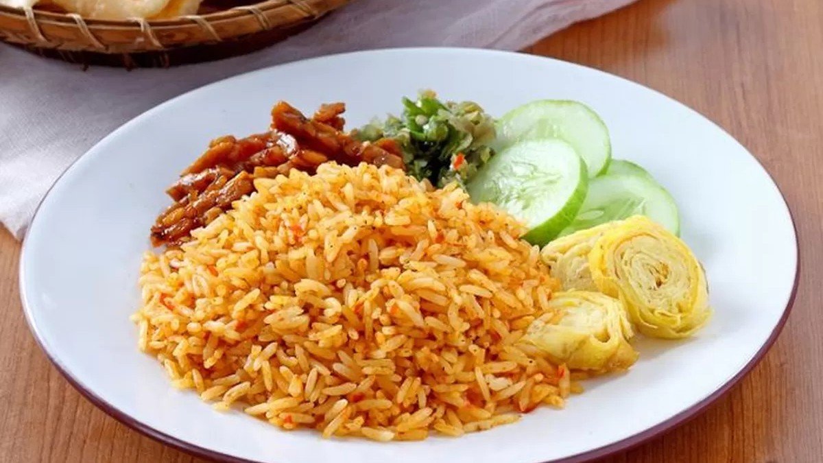 Nasi cikur khas Tasikmalaya dengan lauk tahu tempe dan sambal disajikan di warung sederhana