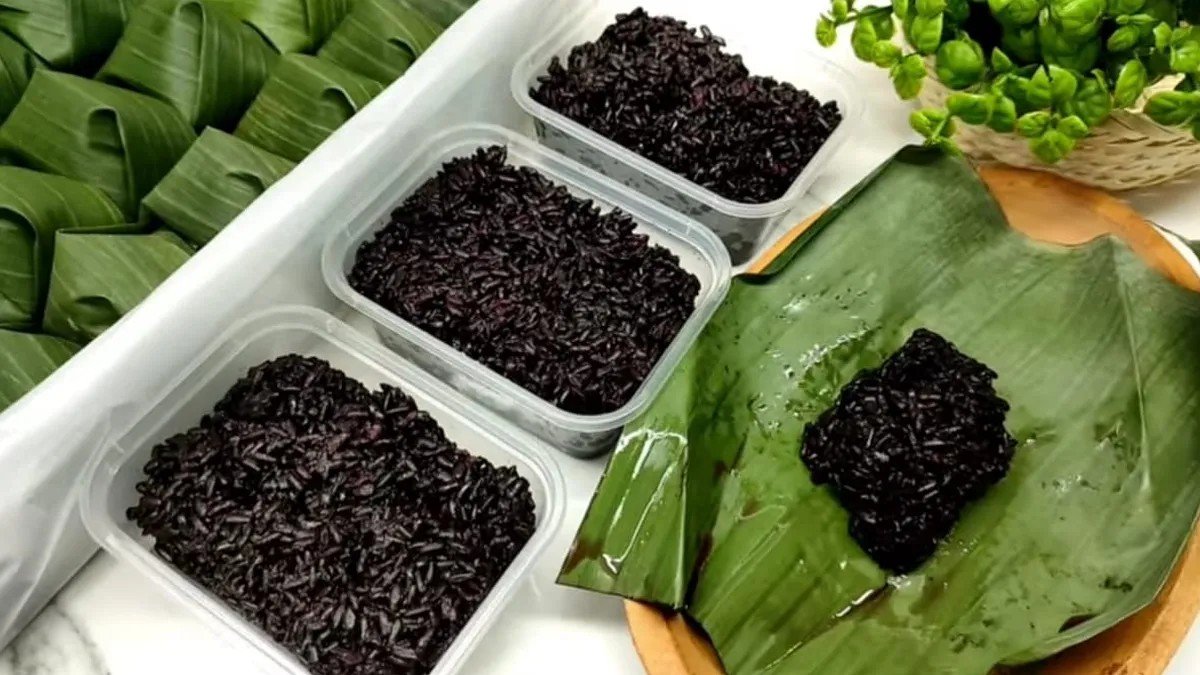 Peyeum ketan hitam khas Tasikmalaya dalam wadah daun pisang dengan warna ungu kehitaman khas fermentasi