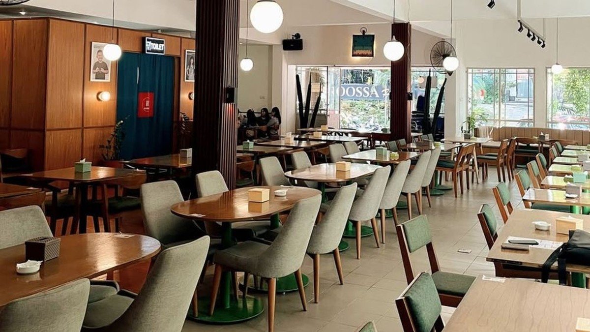 Suasana sore hingga malam di Konaro Coffee Bandung dengan musisi live di panggung kecil dan pengunjung menikmati kopi