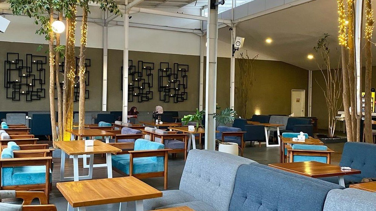 Panggung live music di Laneo Cafe Bandung dengan penampil akustik dan pengunjung yang menikmati malam