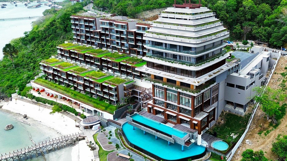 Katamaran Hotel & Resort Komodo di Labuan Bajo, tampak luar dengan kolam renang rooftop menghadap laut