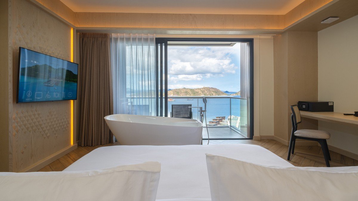 Kamar Deluxe di Katamaran Hotel & Resort Komodo dengan AC, tempat tidur king size, dan pemandangan laut