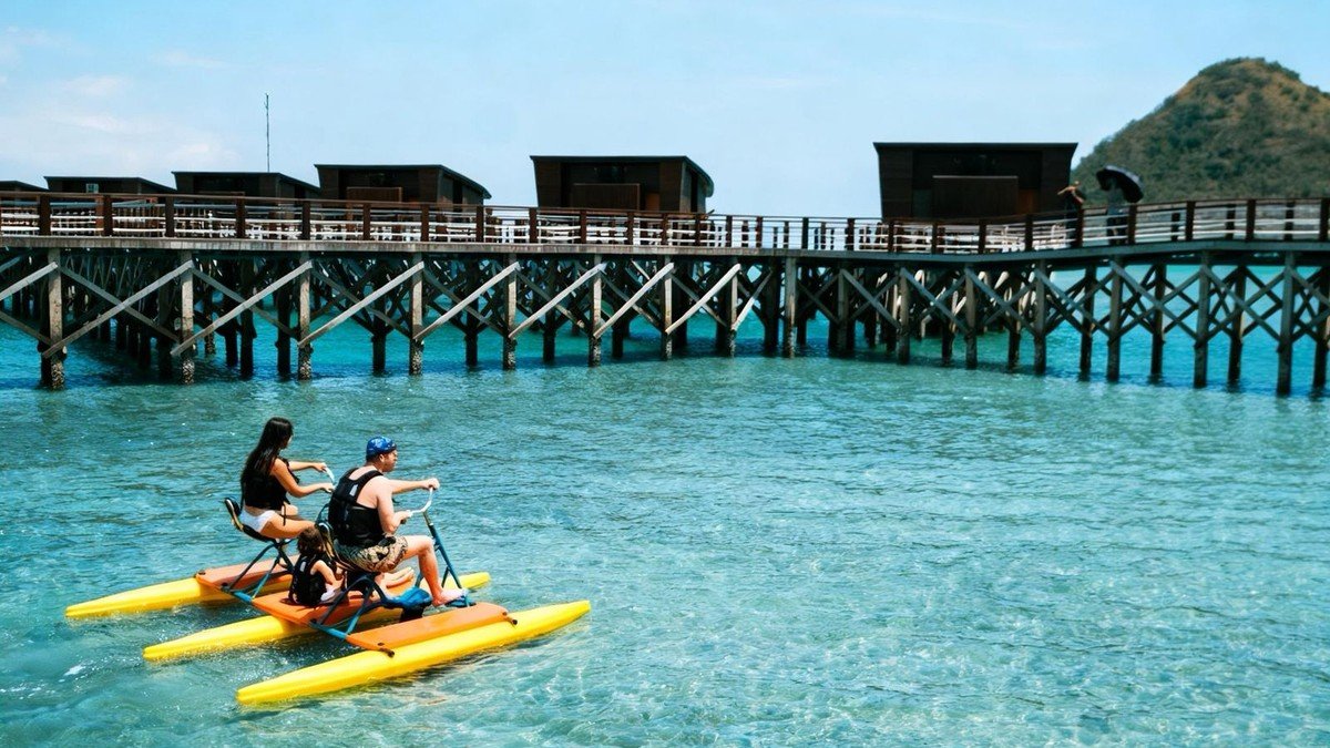 Lokasi Katamaran Hotel & Resort Komodo di Labuan Bajo dengan view jalan depan hotel dan area pelabuhan