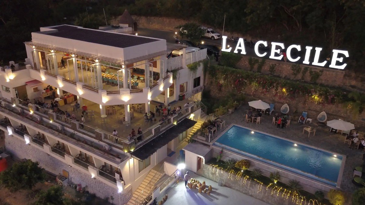 La Cecile Komodo Hotel and Cafe di Labuan Bajo, tampak luar dengan kolam renang dan pemandangan laut