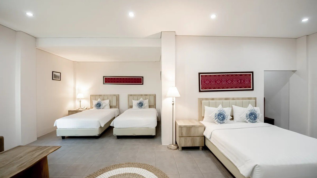 Kamar di La Cecile Komodo Hotel and Cafe dengan fasilitas AC dan pemandangan laut