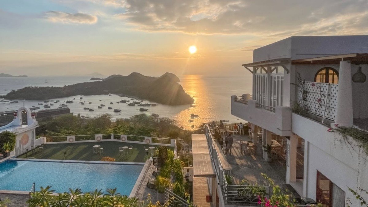 Lokasi La Cecile Komodo Hotel and Cafe di bukit Labuan Bajo dekat pelabuhan