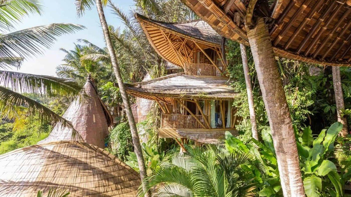 Magical Treehouse di Ubud Bali dengan pemandangan sawah hijau berlapis dan air terjun kecil di latar belakang