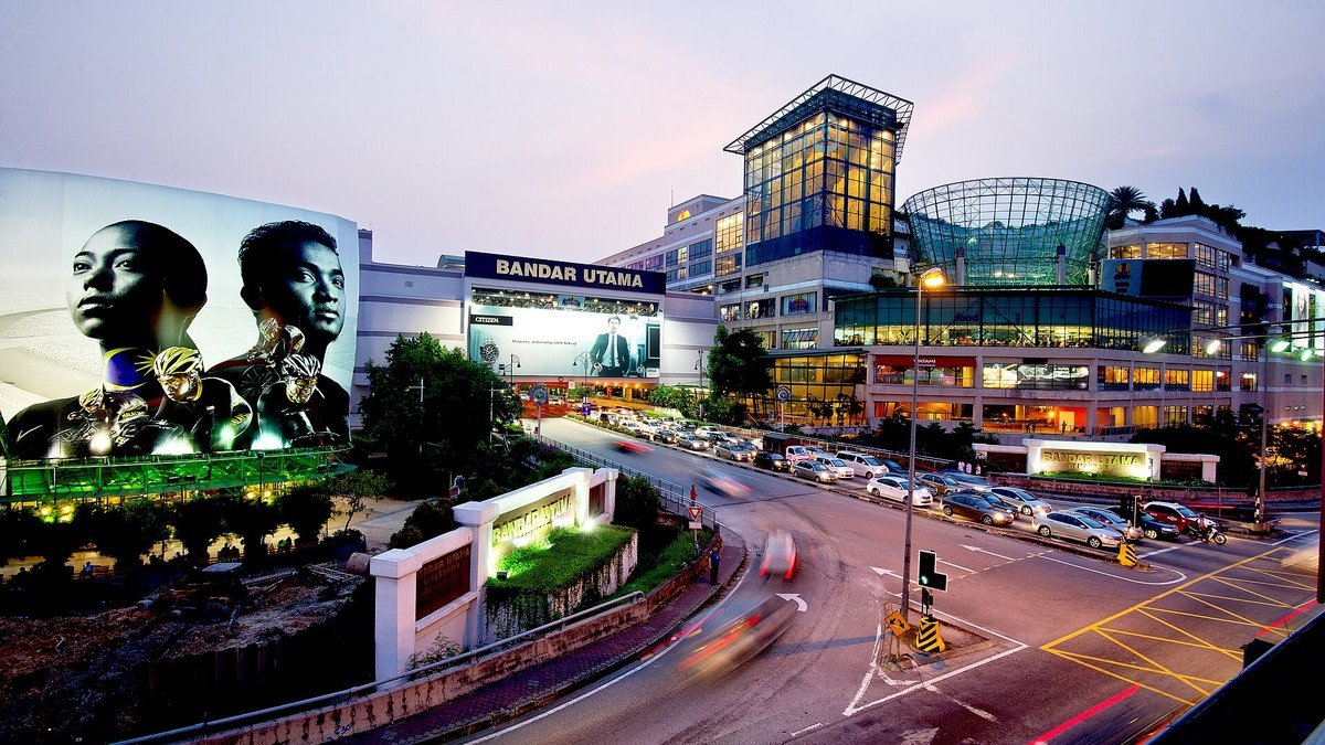 indoor rainforest di dalam mall 1 Utama Petaling Jaya dengan pohon tinggi