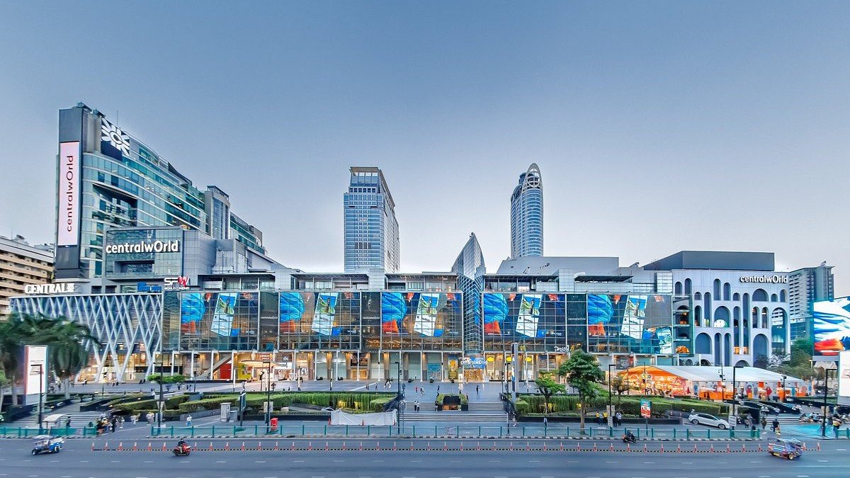 interior CentralWorld Bangkok dengan brand internasional dan food hall