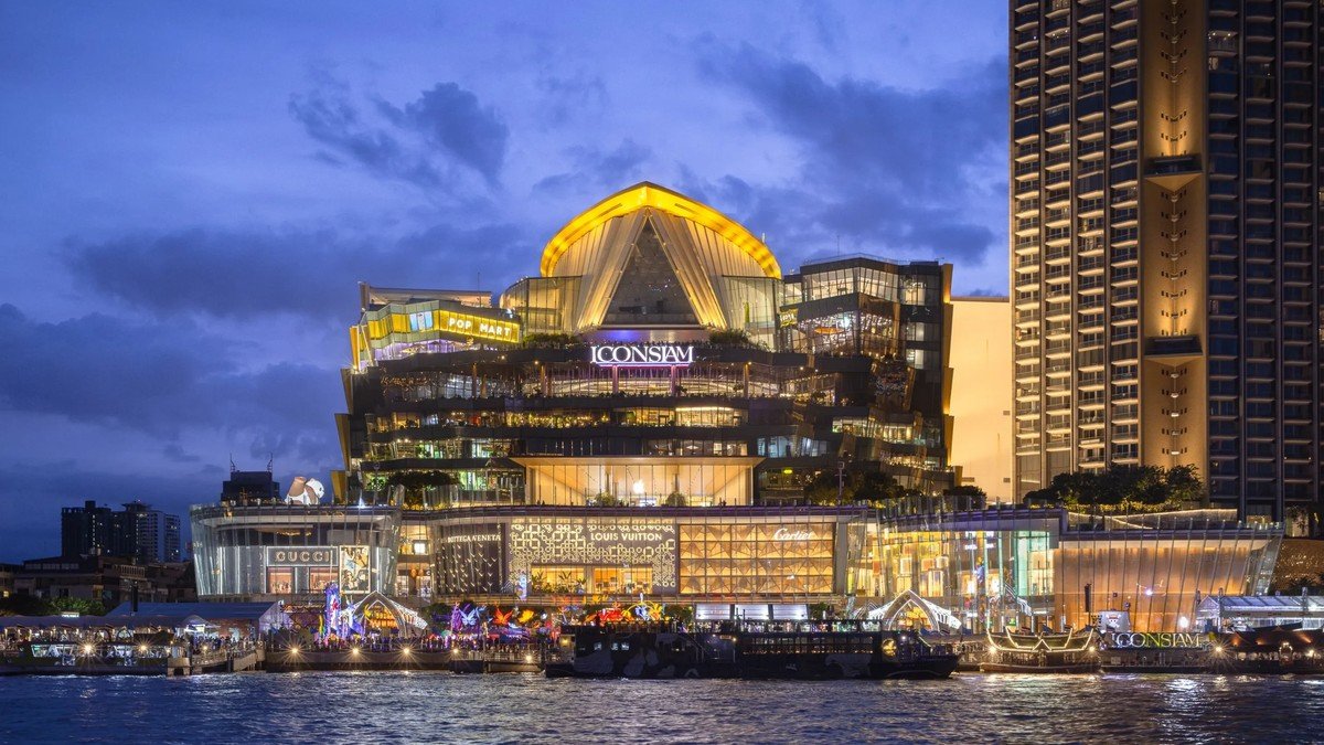 interior ICONSIAM Bangkok dengan floating market indoor dan dekorasi spektakuler