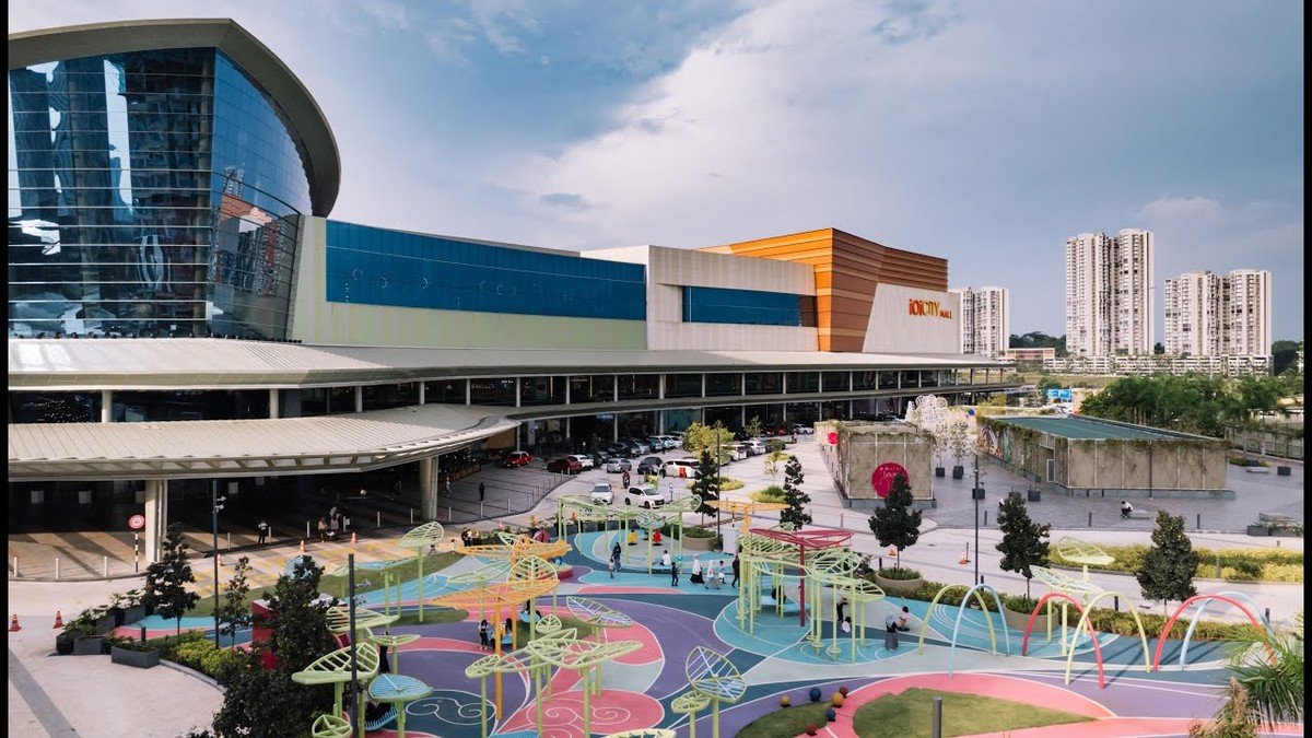 interior IOI City Mall Malaysia dengan dekorasi modern dan tenant beragam