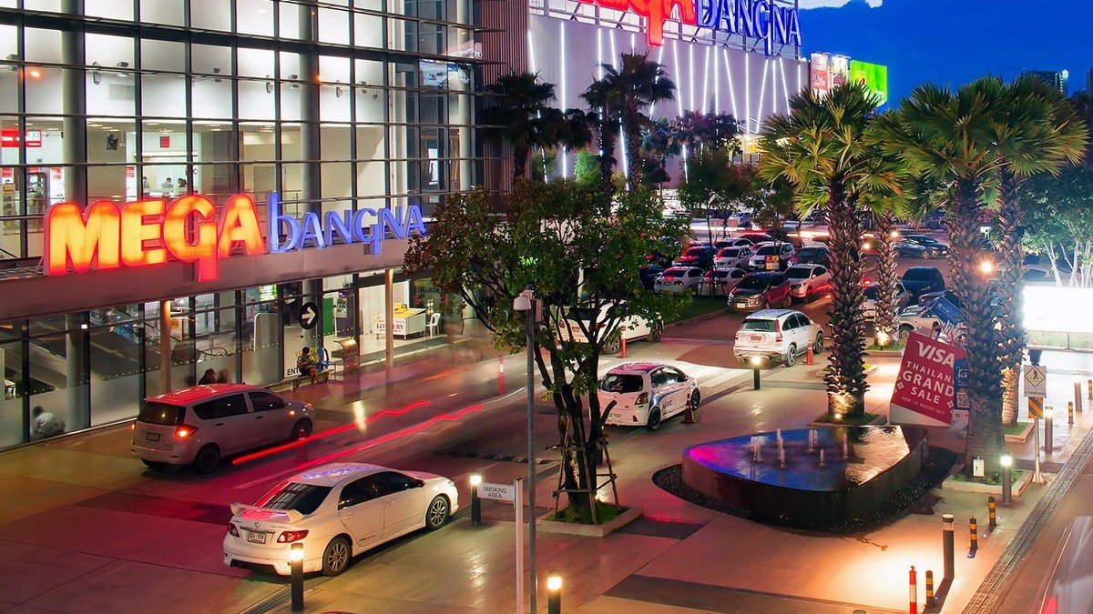 eksterior Mega Bangna Thailand dengan area parkir luas dekat bandara Suvarnabhumi