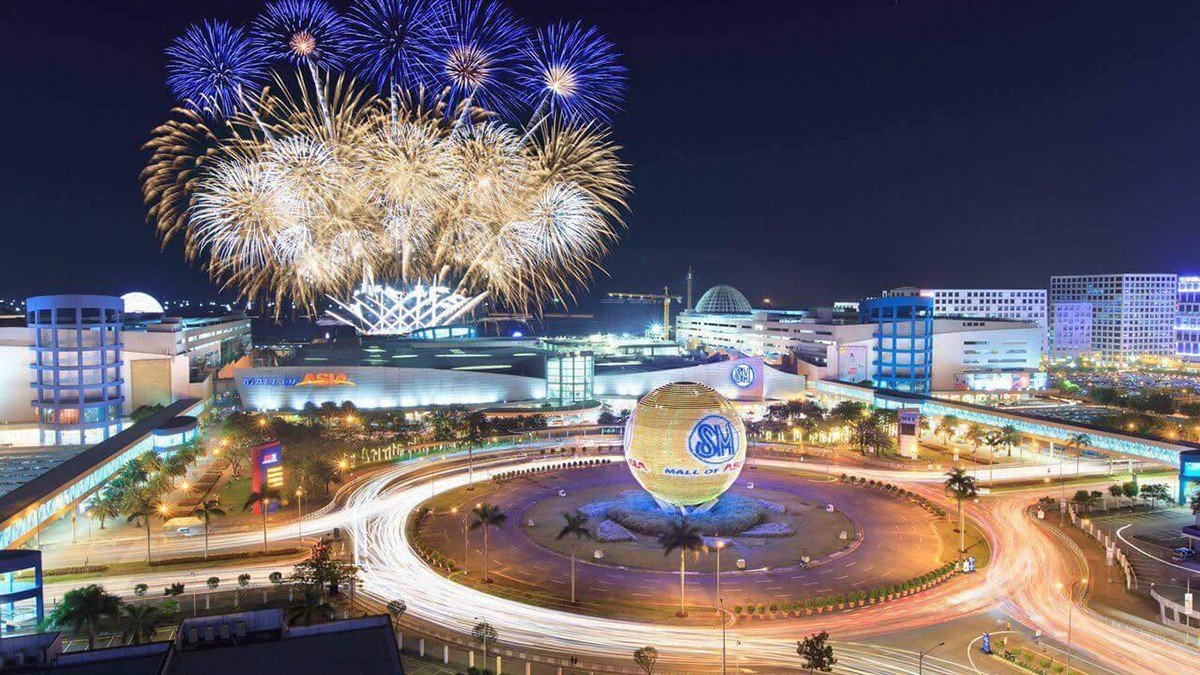 SM Mall of Asia Manila dengan area outdoor menghadap Teluk Manila