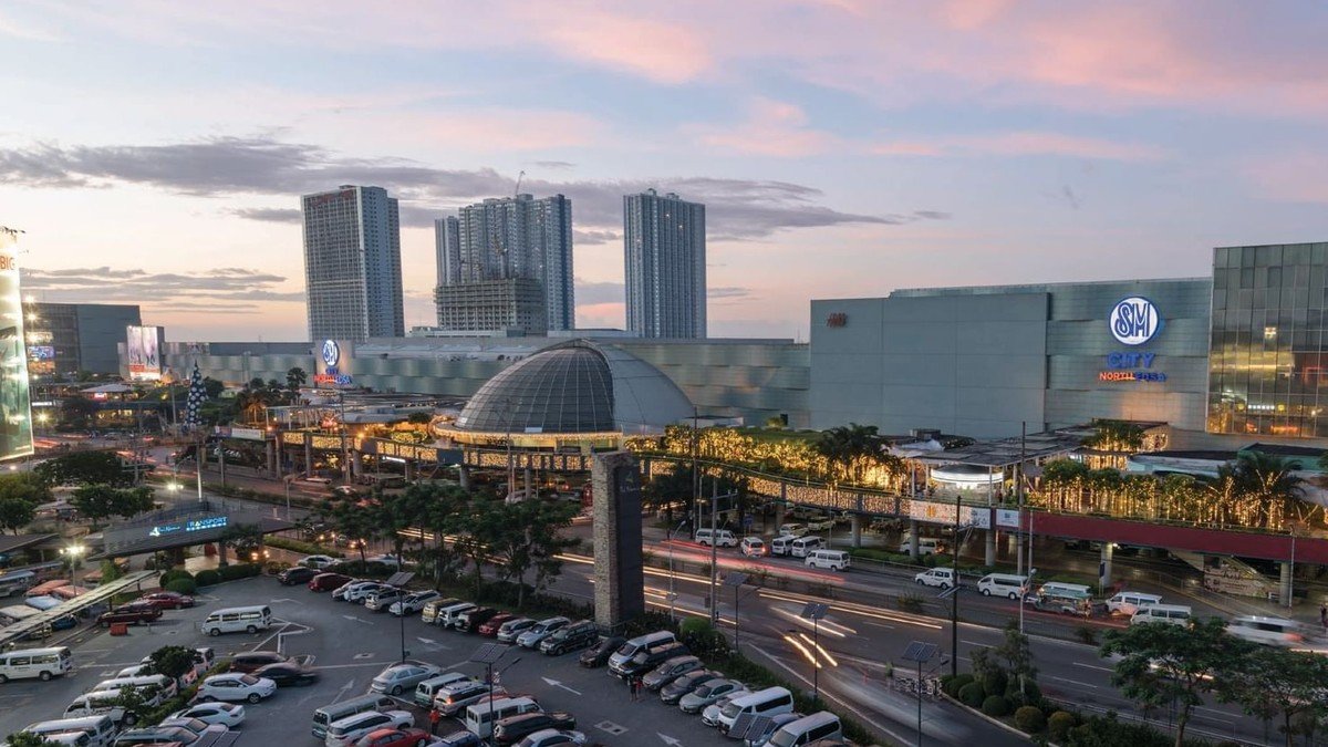 interior SM City North EDSA Quezon City dengan suasana ramai pengunjung
