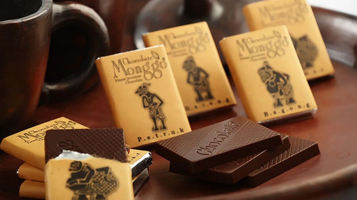 Berbagai varian Cokelat Monggo Jogja dalam kemasan premium dengan warna-warna khas