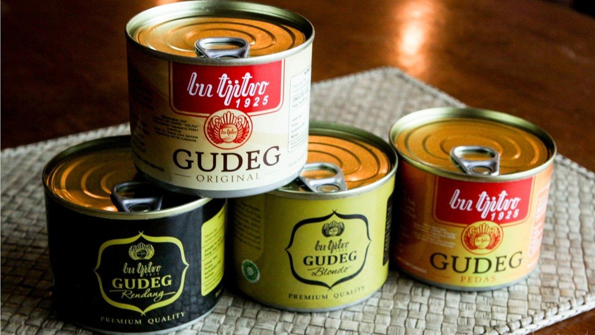 Gudeg kalengan Bu Tini dengan tampilan kaleng khas berlabel merah dan kuning