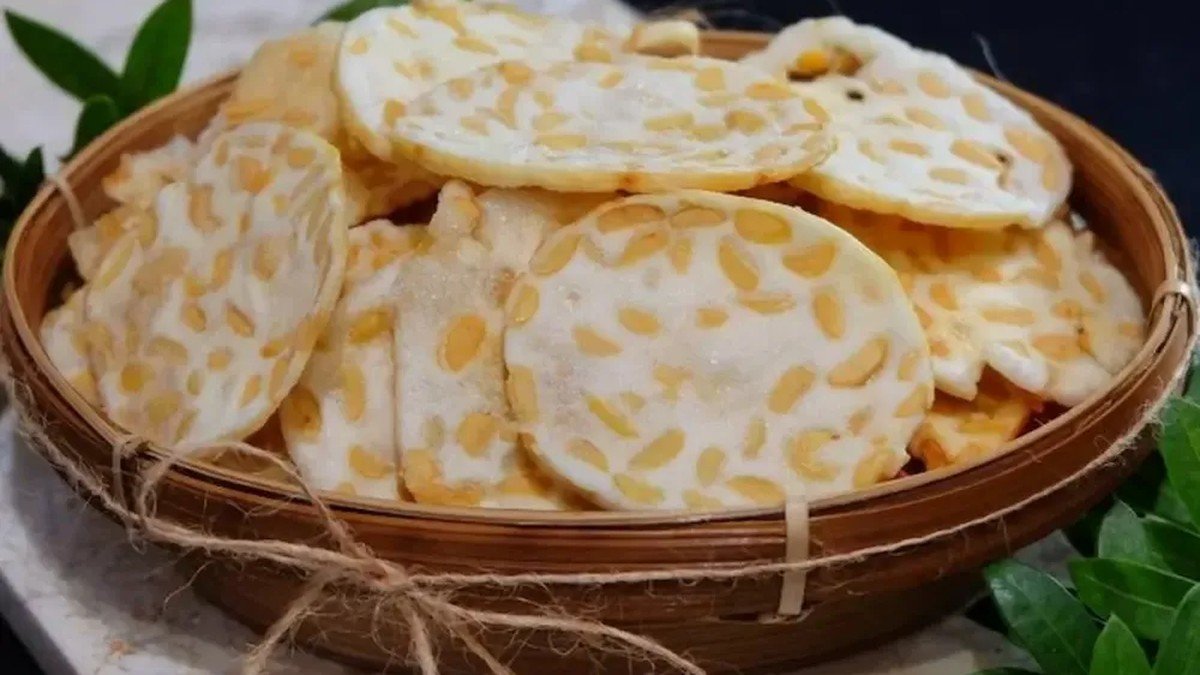 Keripik tempe sagu Jogja dalam kemasan plastik transparan dengan warna keemasan yang menggiurkan