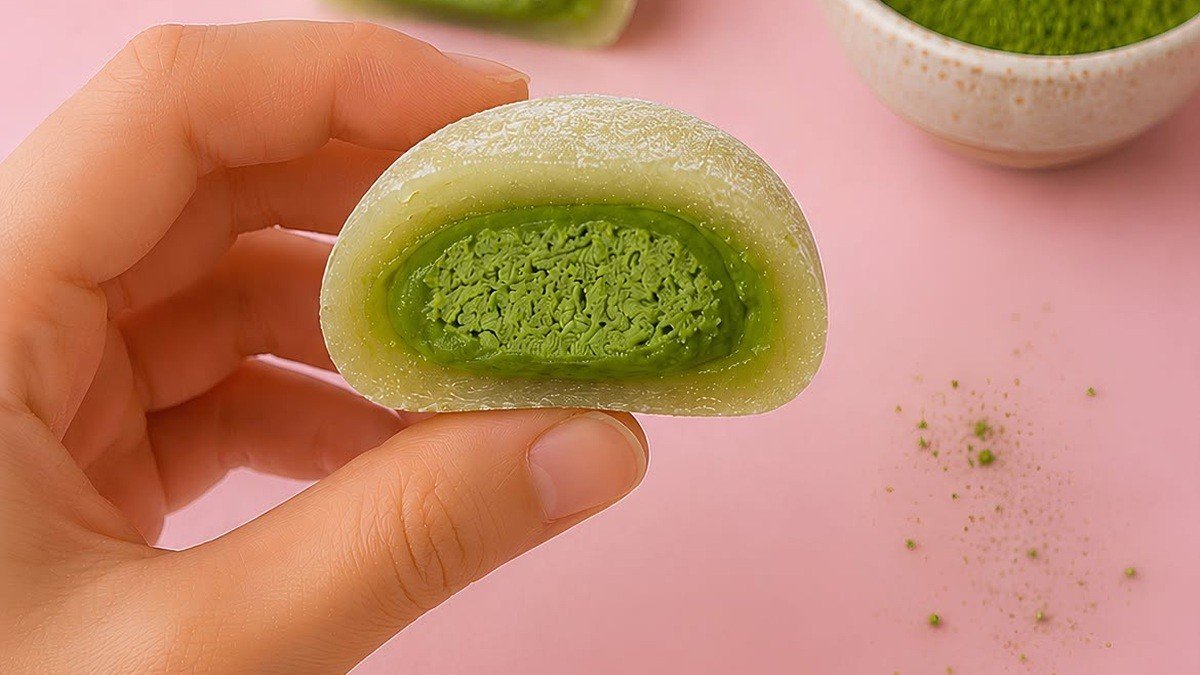 Kotak Mochi Sakura Jogja yang terbuka menampilkan berbagai rasa mochi berwarna-warni dalam kemasan bersih