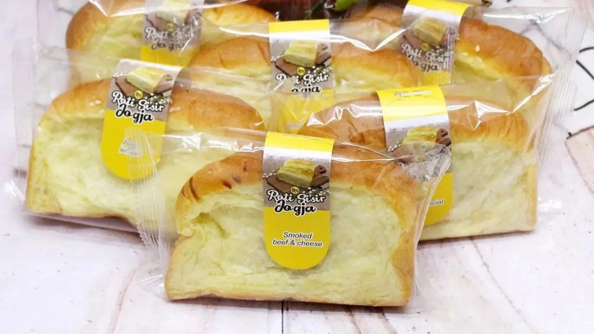 Roti Sisir Jogja dalam loyang dengan potongan-potongan kecil yang rapi berlapis topping cokelat dan keju