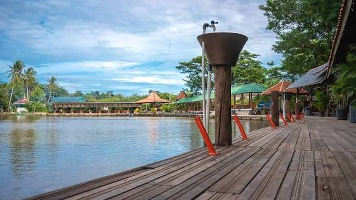 Aktivitas kano dan flying fox di Lubana Sengkol untuk outbound dengan wahana air