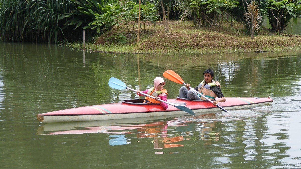 Fasilitas lapangan outdoor dan kolam renang di Tanah Tingal untuk outbound grup besar