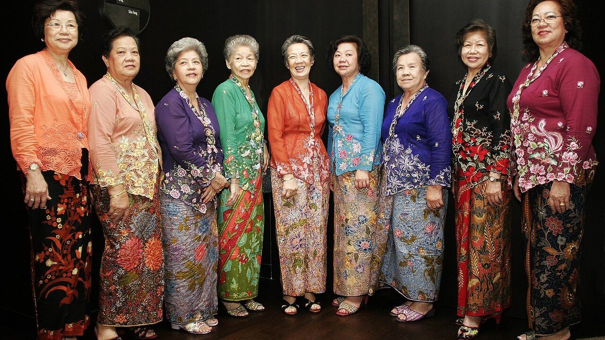 Kebaya Sunda dengan warna cerah dan kain batik Jawa Barat dikenakan dalam acara adat
