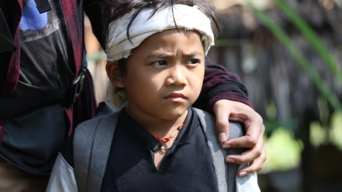 Pakaian adat pangsi Jawa Barat berwarna hitam dikenakan oleh laki-laki dewasa dalam pertunjukan budaya Sunda