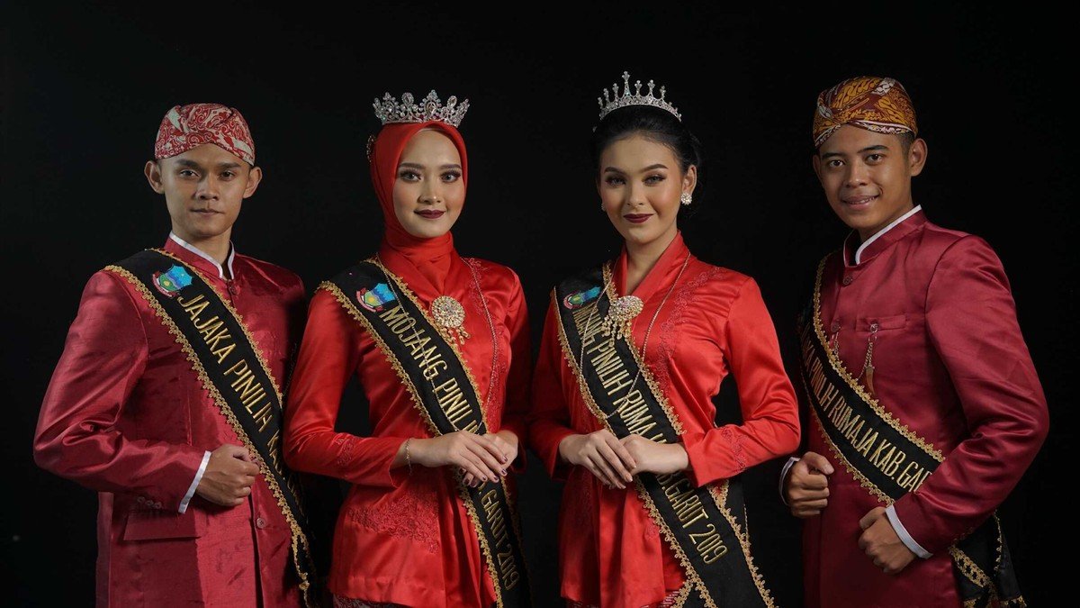 Baju Bedahan pakaian adat pria Jawa Barat dari kalangan menengah dengan bahan lebih berkualitas