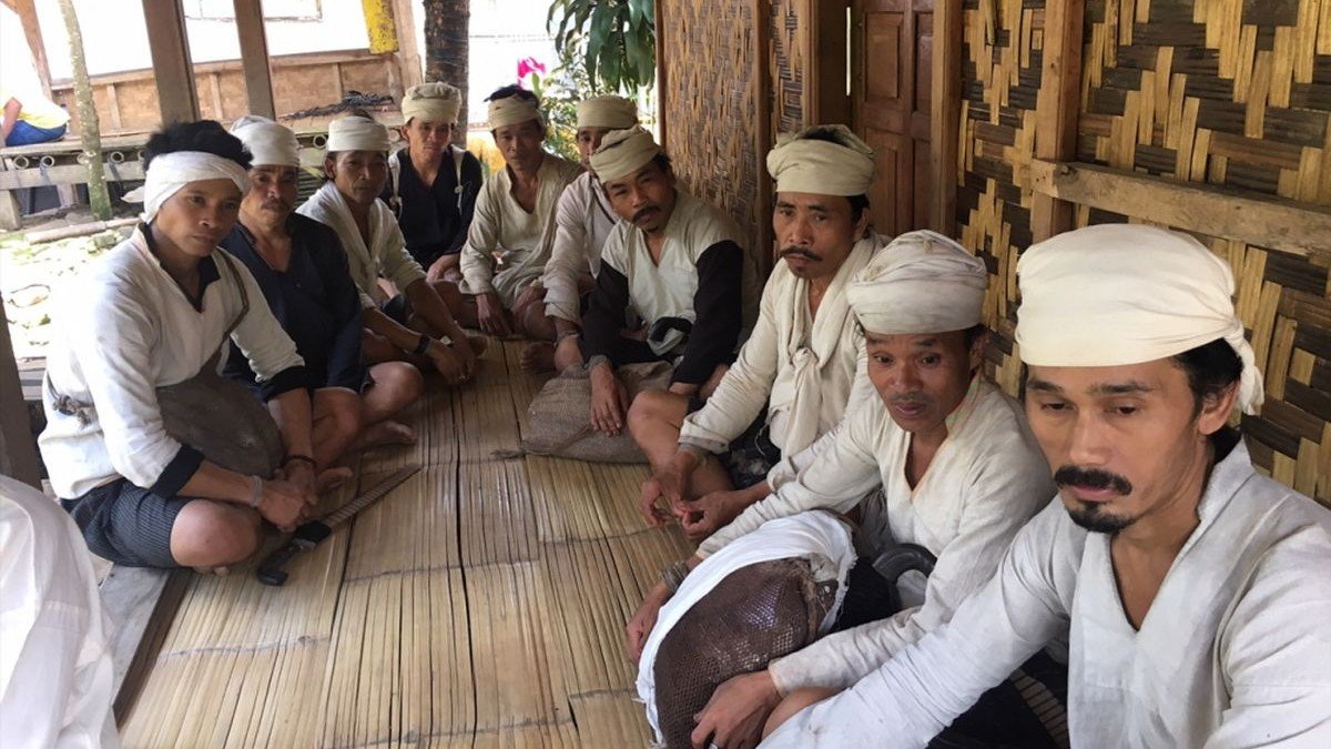 Pakaian adat Baduy Dalam berwarna putih polos tanpa motif yang disebut jamang sangsang