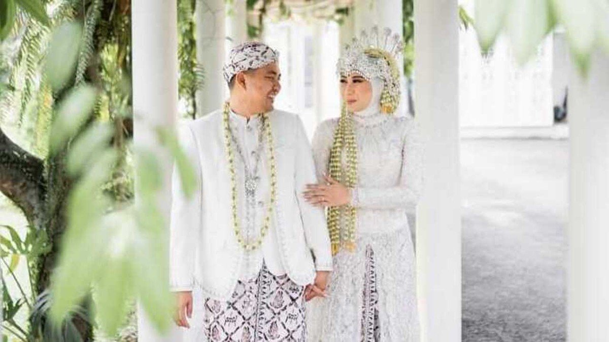 Pakaian adat khas Jawa Barat lengkap dengan kebaya sunda dan aksesori tradisional yang dikenakan dalam acara budaya