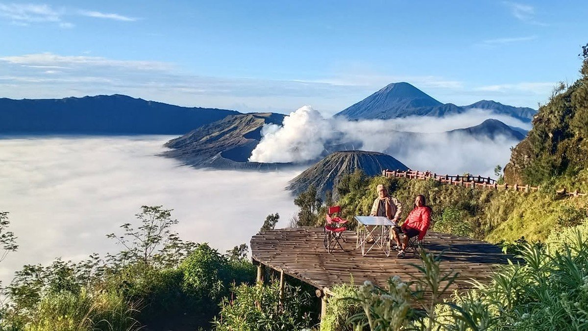 Pemandangan kawah Bromo dari Bukit Kingkong yang sepi dalam paket wisata Bromo private