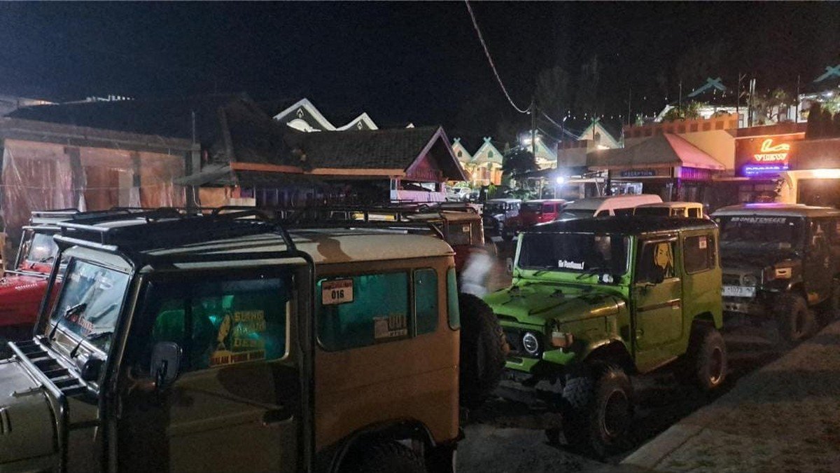 Rombongan open trip paket wisata Bromo naik jeep saat tengah malam menuju Penanjakan
