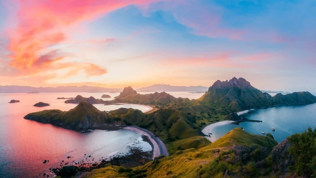 Panoramik view dari puncak Pulau Padar menunjukkan tiga bay dengan warna air berbeda yang dikelilingi bukit