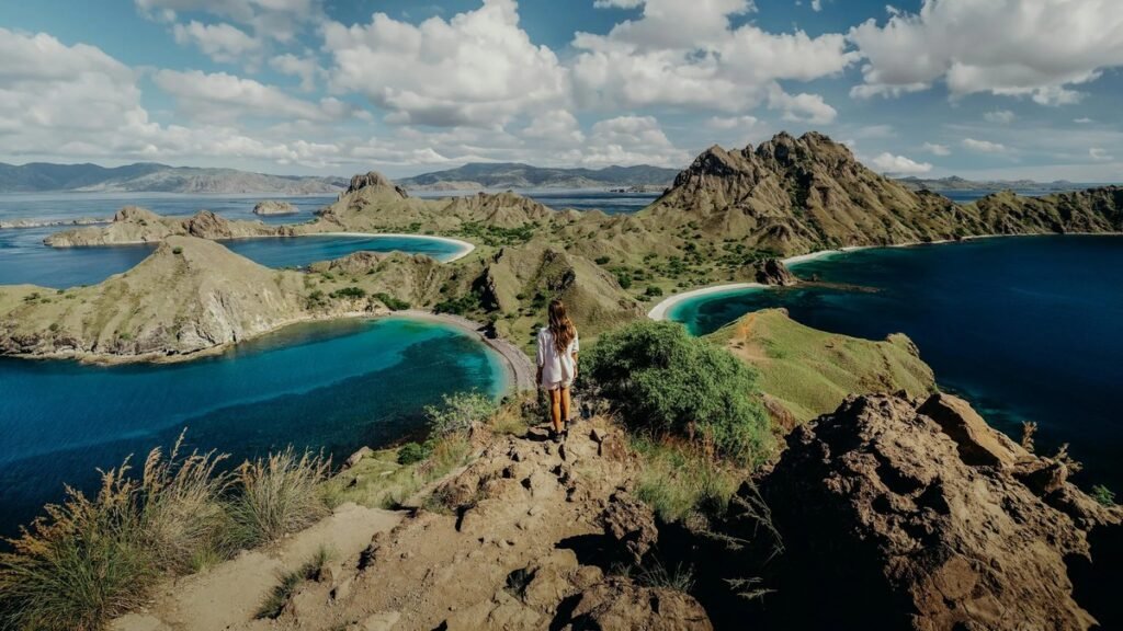 Ranger dan grup traveler trekking di savana Pulau Komodo dengan landscape gurun yang luas