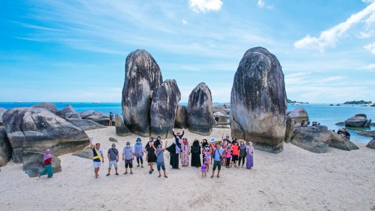Formasi batu belah unik di antara perbukitan Pulau Pandang yang menjadi spot foto populer