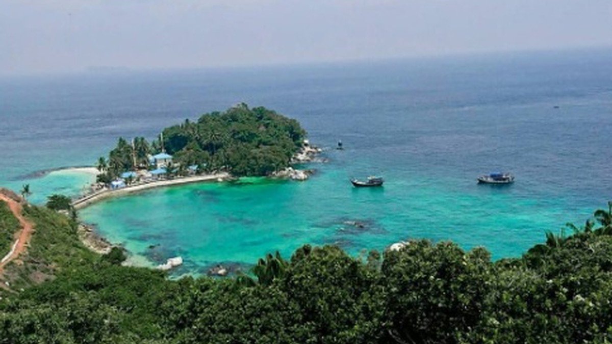 Panorama Pulau Pandang dari atas dengan air laut jernih berwarna biru kehijauan dan garis pantai berpasir putih