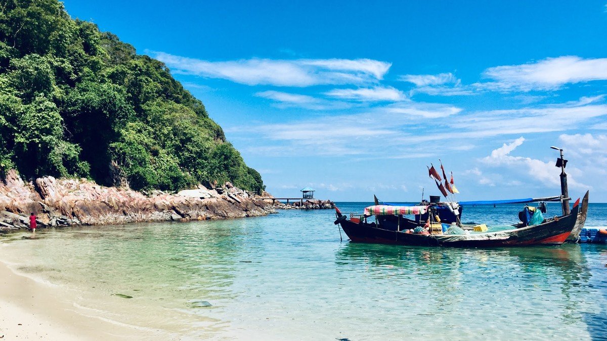 Garis pantai panjang Pulau Salahnamo dengan pasir putih dan pohon kelapa