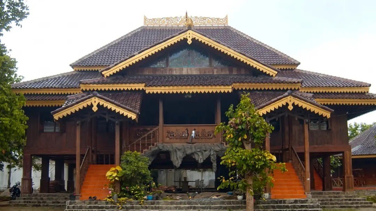 Spot foto di halaman depan Nuwo Sesat Museum Lampung pagi hari dengan pencahayaan golden hour