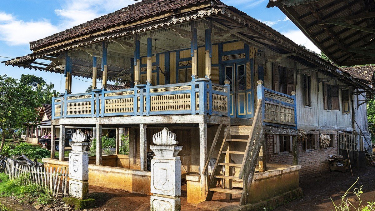 Nuwo Sesat rumah adat Lampung berdiri megah di halaman Museum Lampung Bandar Lampung